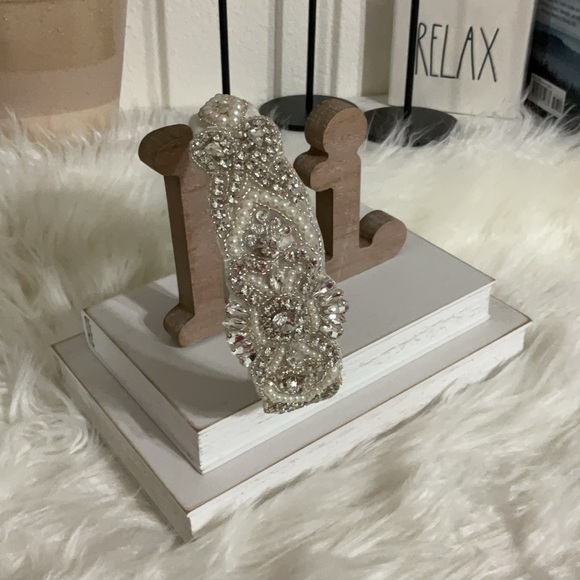 White Textured Hair Accessory - Picture 3 of 5